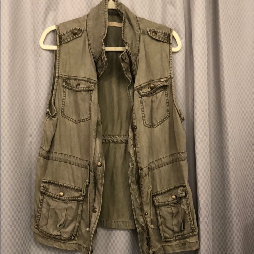 Utility Vest with Multiple Pockets
